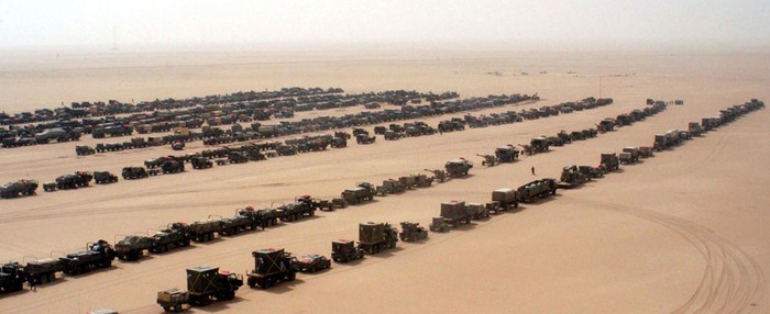 Xe tải chở quân và vũ khí của Sư đoàn không vận số 101 quân đội Mỹ băng biên giới Kuwait vào lãnh thổ Iraq ngày 21/3/2003.